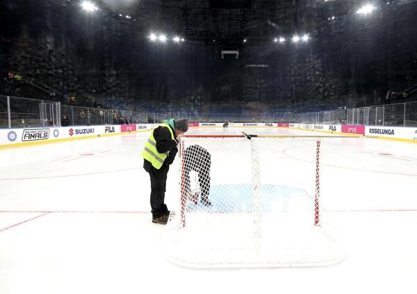 Hockey, tutti i lavori in corso all&rsquo;Arena Santa Giulia per le Olimpiadi di Milano Cortina: gli skybox, il terzo anello, la pista di allenamento, i parcheggi. E arrivano critiche dal nordamerica e circolano immagini preoccupanti