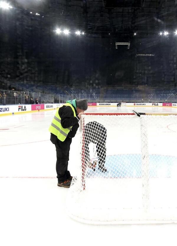 Hockey, tutti i lavori in corso all&rsquo;Arena Santa Giulia per le Olimpiadi di Milano Cortina: gli skybox, il terzo anello, la pista di allenamento, i parcheggi. E arrivano critiche dal nordamerica e circolano immagini preoccupanti