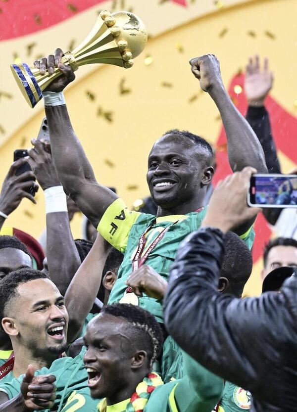 Paura e delirio in Coppa d&rsquo;Africa. Il Senegal batte il Marocco in finale, Diaz sbaglia il rigore (di proposito?) con il cucchiaio, la squadra di Man&eacute; esce per protesta e poi rientra in campo