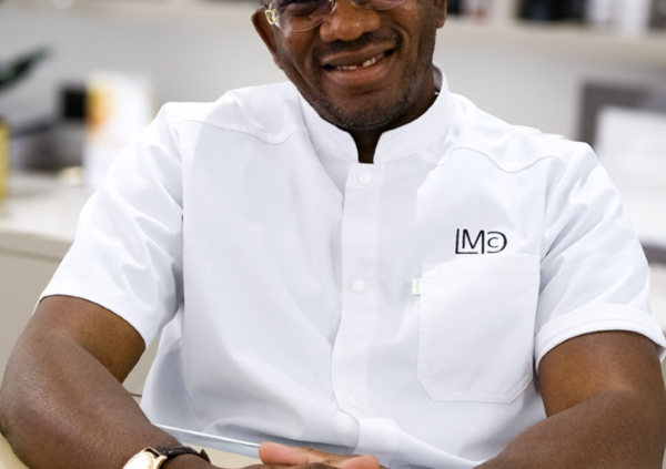 Ma che ci faceva un chirurgo plastico a Sportitalia per commentare la Coppa d&rsquo;Africa? Ecco chi &egrave; Benoit Menye: i social, la specializzazione e il commento in tv