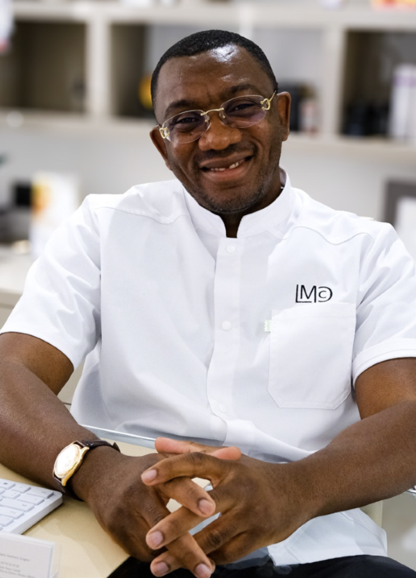 Ma che ci faceva un chirurgo plastico a Sportitalia per commentare la Coppa d&rsquo;Africa? Ecco chi &egrave; Benoit Menye: i social, la specializzazione e il commento in tv