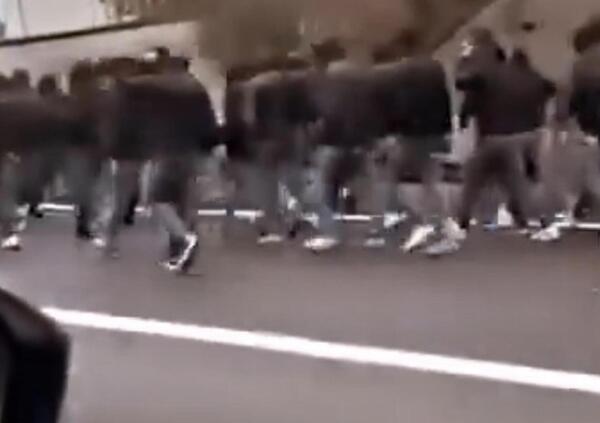 Tutto quello che c&rsquo;&egrave; dietro lo scontro tra ultras di Fiorentina e Roma a Bologna oltre il bandierone rubato: la rivalit&agrave;, il confronto &ldquo;leale&rdquo; e i vincitori. E le due curve potrebbe subire conseguenze pesanti