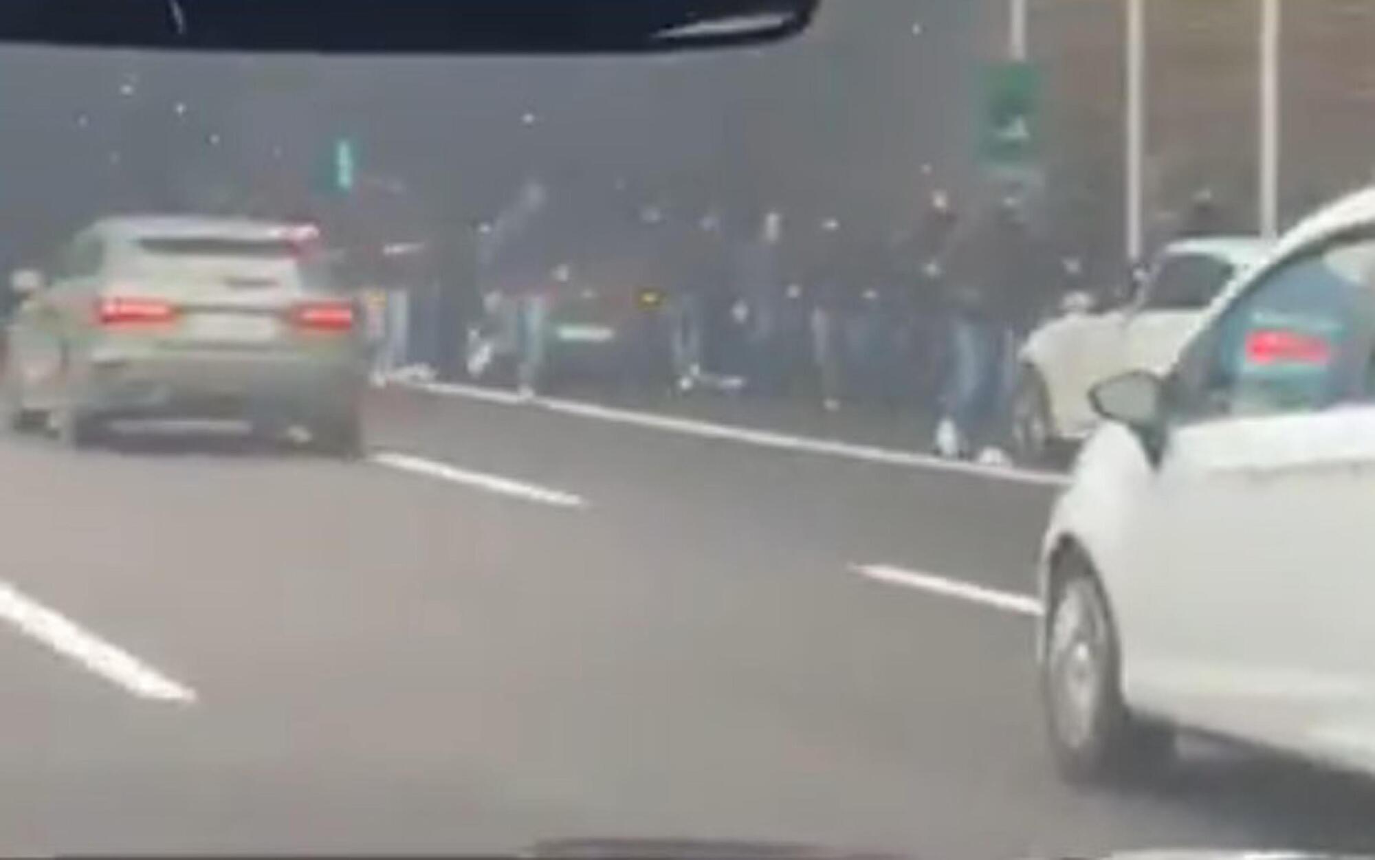 Lo scontro tra ultras sull'A1