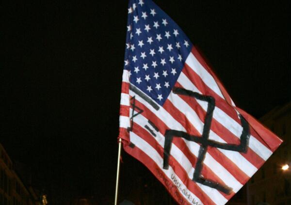 Nick Fuentes sta lanciando il nuovo partito nazista americano? Pi&ugrave; estremo di Trump e l&rsquo;inno virale di Kanye West al Vendome di Miami