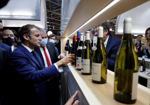 Ma avete visto Trump sbronzo? Dazi al 200% sui vini francesi e minacce a Macron: vi spieghiamo la geopolitica dell'alcol