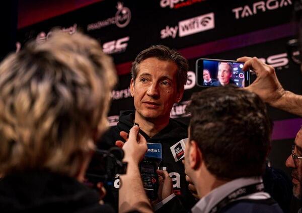 &ldquo;Sulle ali laterali mi sono inca*zato a bestia&rdquo;: Aprilia perder&agrave; pure cavalli (come tutti), ma che leoni ha? Sterlacchini e Rivola totali su tecnica, futuro e &ldquo;tempo per il mercato gi&agrave; finito&rdquo;