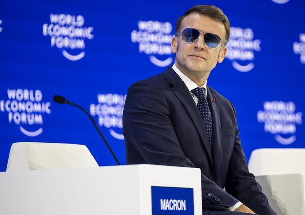 Un po' Tom Cruise un po' marescialletto di paese? Gli occhiali da sole di Macron a Davos c&rsquo;hanno incuriositi e abbiamo chiesto a un&rsquo;esperta (che ha picchiato durissimo)
