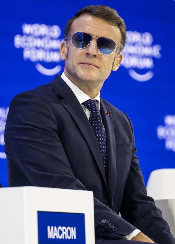 Un po' Tom Cruise un po' marescialletto di paese? Gli occhiali da sole di Macron a Davos c&rsquo;hanno incuriositi e abbiamo chiesto a un&rsquo;esperta (che ha picchiato durissimo)