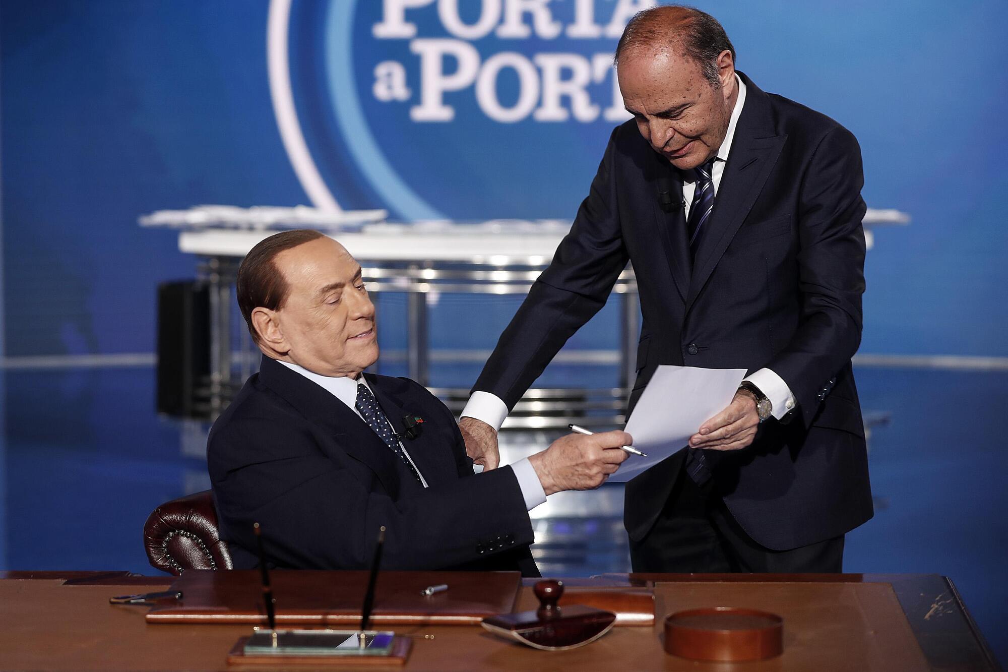 Silvio Berlusconi forma il contratto con gli italiani