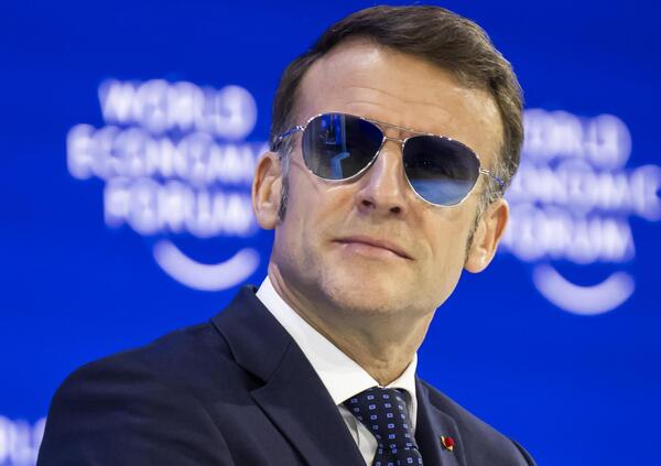 Avete mai sentito parlare del "club dell'occhio nero"? C'entrano Satana e pure gli occhiali da sole di Macron