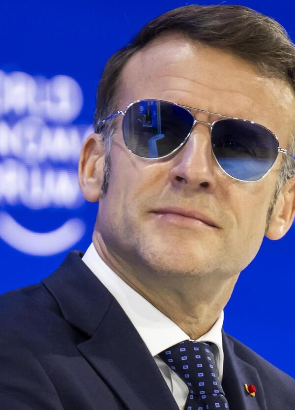 Avete mai sentito parlare del "club dell'occhio nero"? C'entrano Satana e pure gli occhiali da sole di Macron