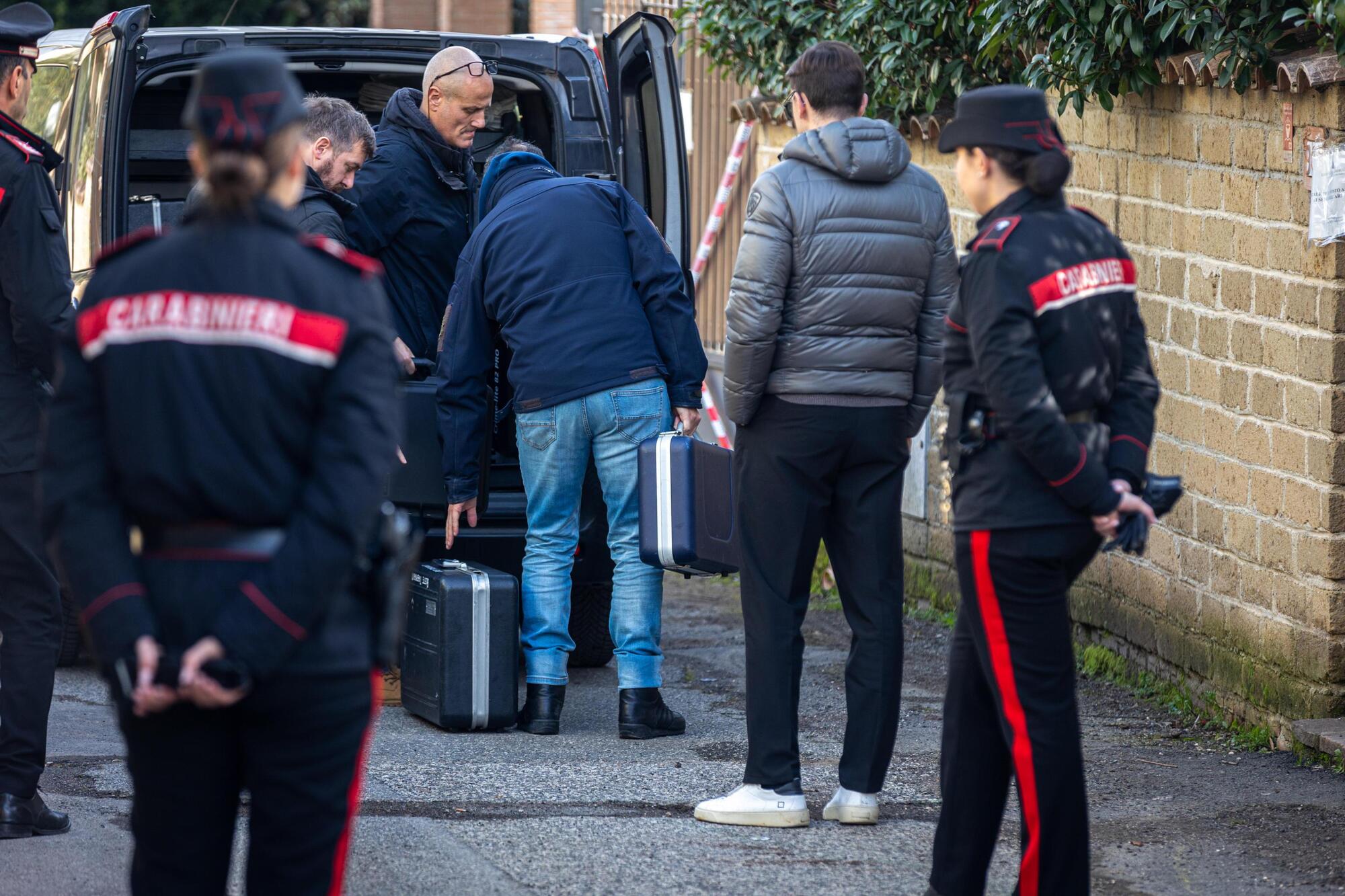 Carabinieri davanti all'abitazione di Federica Torzullo Ansa
