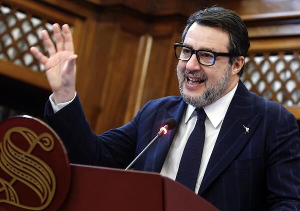 Guerriglia ultras sull&rsquo;A1, Salvini interviene sul blocco alle trasferte ai tifosi di Roma e Fiorentina: &ldquo;Vietare la passione non &egrave; la soluzione&rdquo;. Il ministro &egrave; in disaccordo col Viminale?