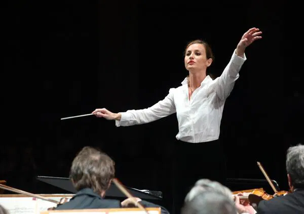 Beatrice Venezi sold out a Pisa per la prima della &ldquo;Carmen&rdquo; &egrave; un regalo di chi le ha fatto la guerra per il caso del Teatro La Fenice (anche a &ldquo;Splendida Cornice&rdquo;)