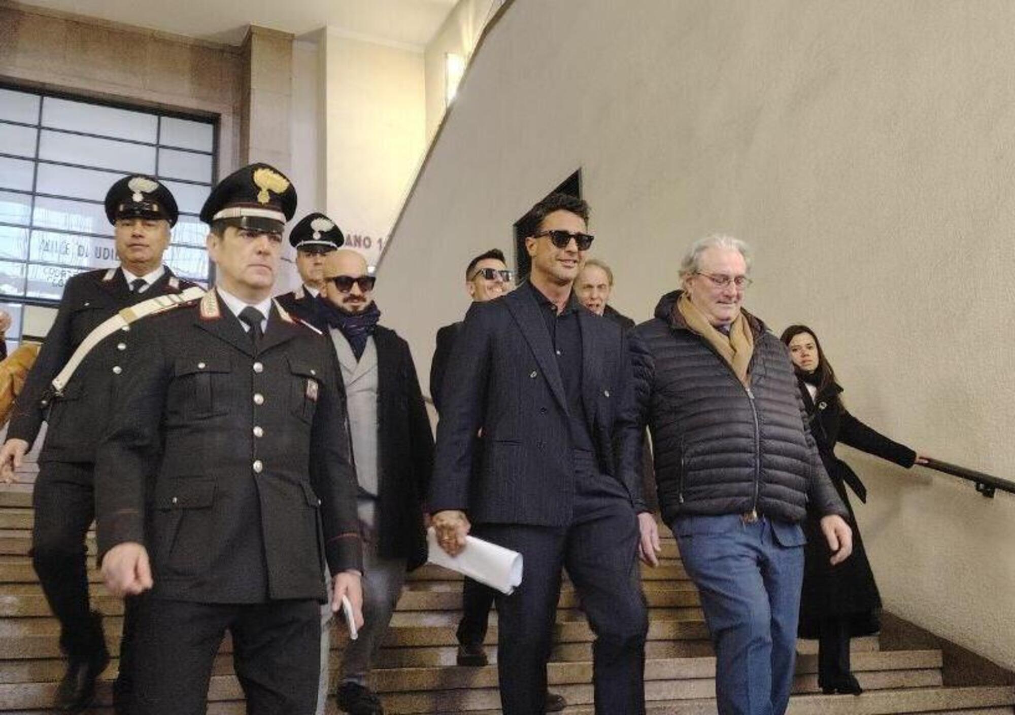Fabrizio Corona scende lo scalone del Tribunale di Milano