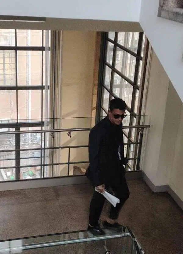 Fabrizio Corona che percula Aiello e si fa cacciare dal tribunale come uno scolaretto: &egrave; tutto bellissimo