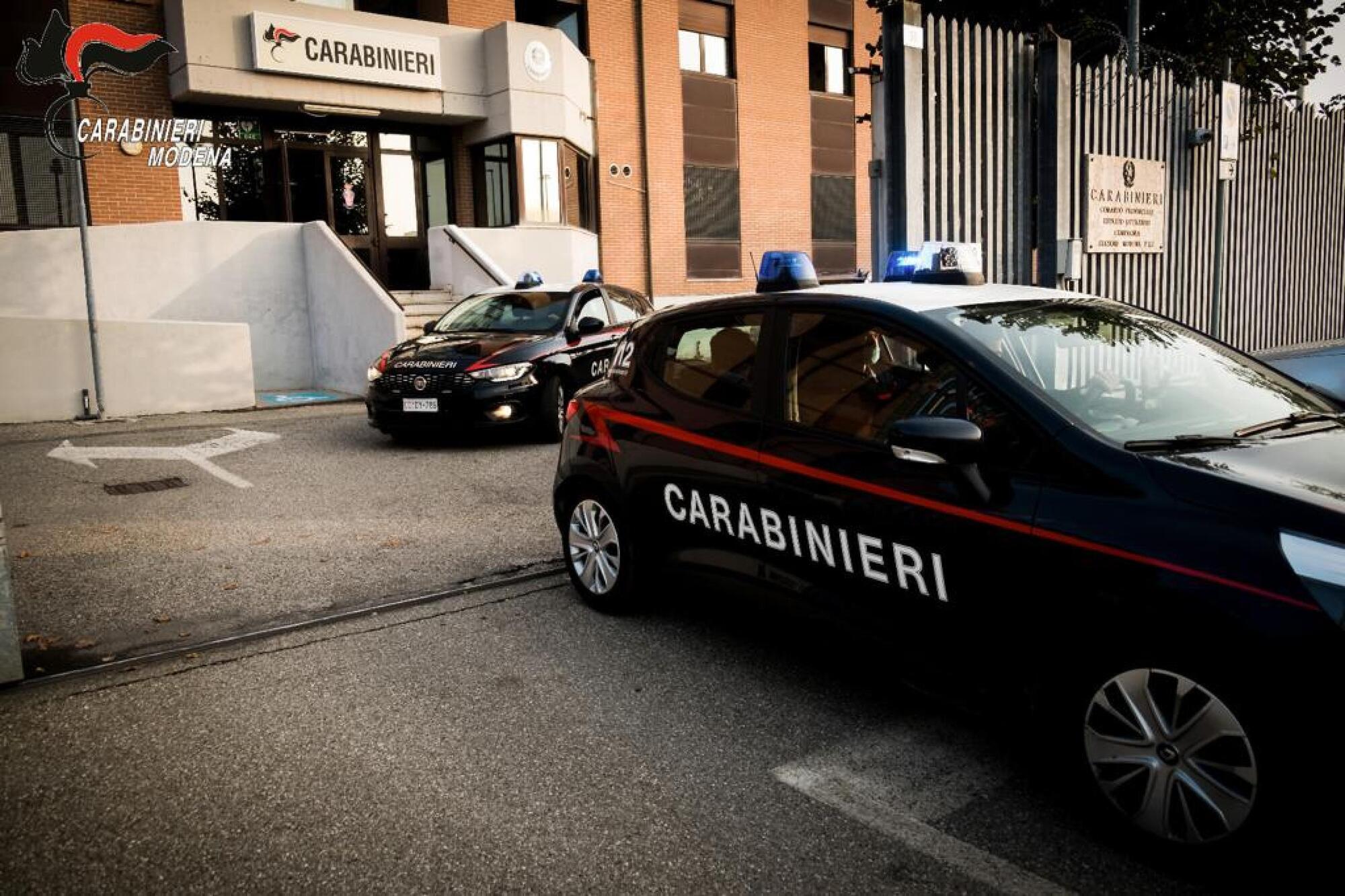 Macchinine dei Carabinieri che escono dalla caserma Ansa