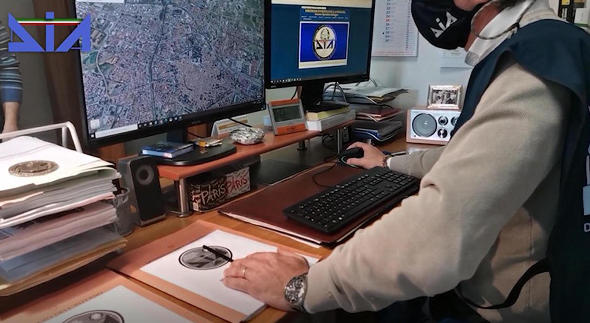 Agente della Dia che cerca cose su Google Maps Ansa