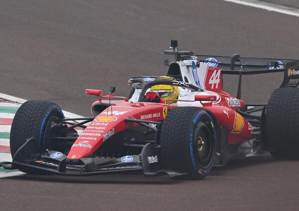 Cosa &egrave; successo a Lewis Hamilton al lancio della Ferrari SF-26? Da Maranello si ispirano a Ducati per l&rsquo;anno della verit&agrave;