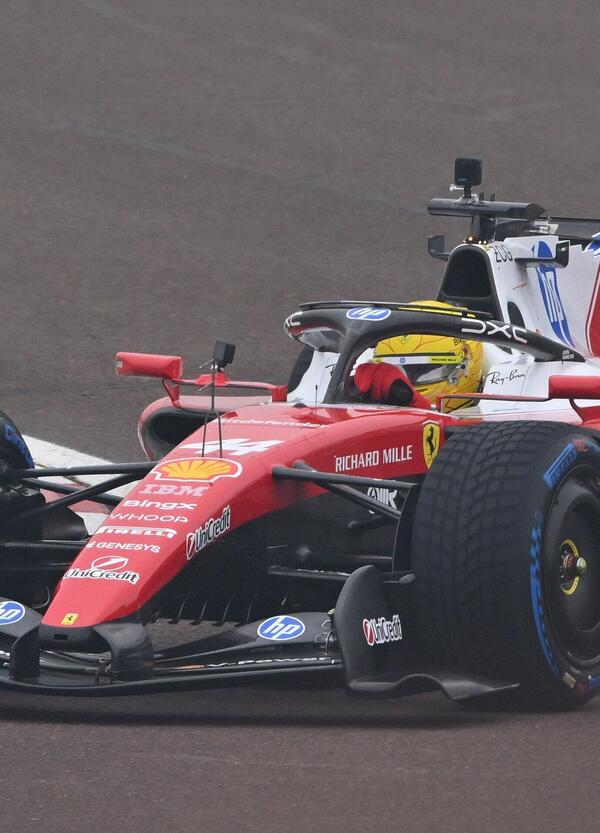 Cosa &egrave; successo a Lewis Hamilton al lancio della Ferrari SF-26? Da Maranello si ispirano a Ducati per l&rsquo;anno della verit&agrave;