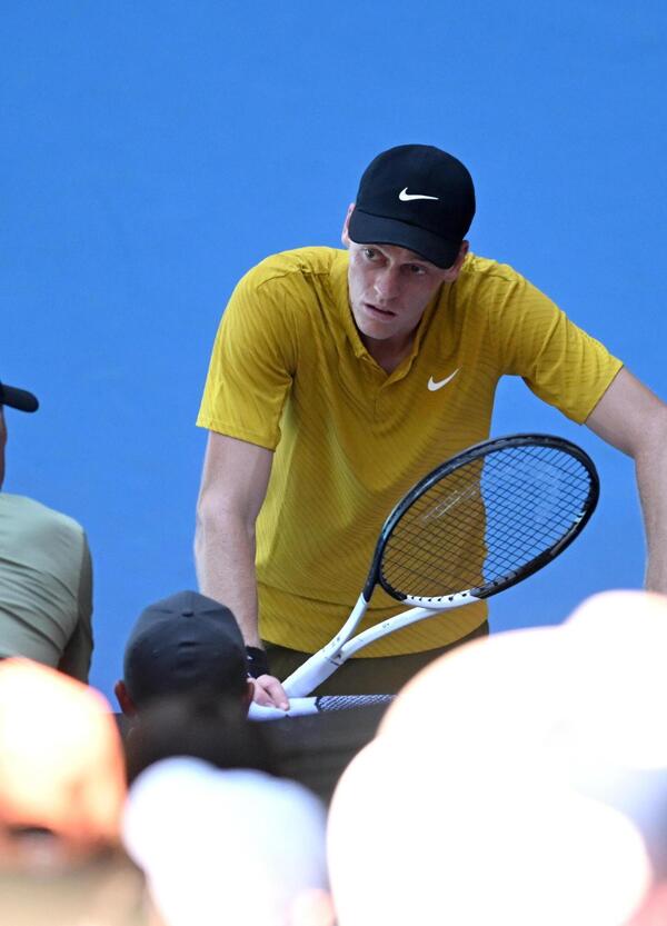 Sinner, la &ldquo;heat rule&rdquo; (e un po' di c**o): come Jannik &egrave; passato agli Australian Open, ma cosa dice la regola?
