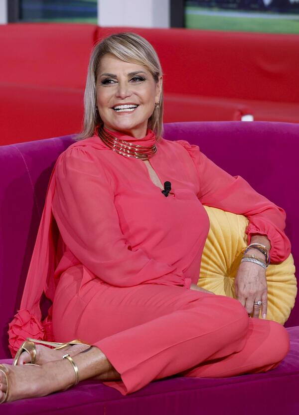Simona Ventura conduce il San Marino Song Contest. E poi cosa? La sagra della porchetta? Il tragicomico declino di una regina della tv