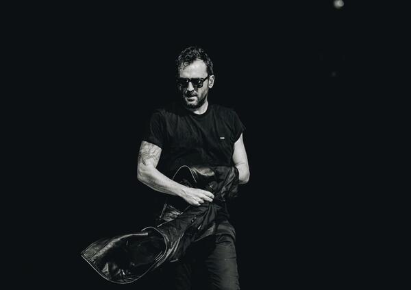 C&rsquo;&egrave; un cantante che riempie davvero gli stadi e raddoppia pure le date. Si chiama Cesare Cremonini, torna al Circo Massimo e fa sold out. Il suo successo &egrave; pi&ugrave; stabile del governo