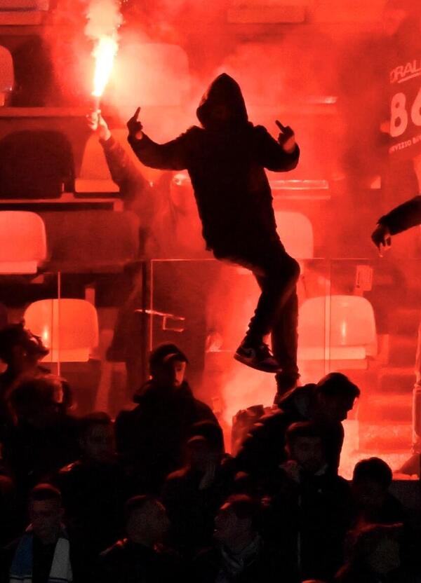 Bombe artigianali, petardi, aste in pvc: ecco le foto dell&rsquo;arsenale degli ultras del Napoli. E i tifosi della Lazio negli scontri sull&rsquo;A1 avevano lame e taglierini. Pioggia di daspo in arrivo?