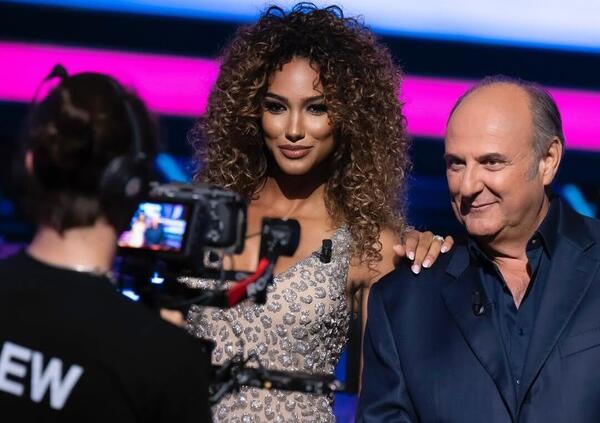 Le bombe di Fabrizio Corona su Samira Lui a Falsissimo: come &eacute; arrivata a Mediaset, cosa c&rsquo;entra Alfonso Signorini e qual &egrave; la verit&agrave; tra lei e Gerry Scotti