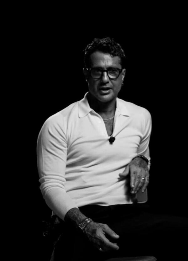 Ma l'avete visto il bracciale &ldquo;salvavita&rdquo; sponsorizzato da Fabrizio Corona a Falsissimo? Quanto costa e tutto quello che dovete sapere