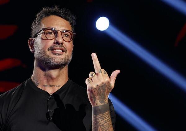 Fabrizio Corona sta facendo con Falsissimo la stessa cosa che Berlusconi ha fatto con Mediaset prima