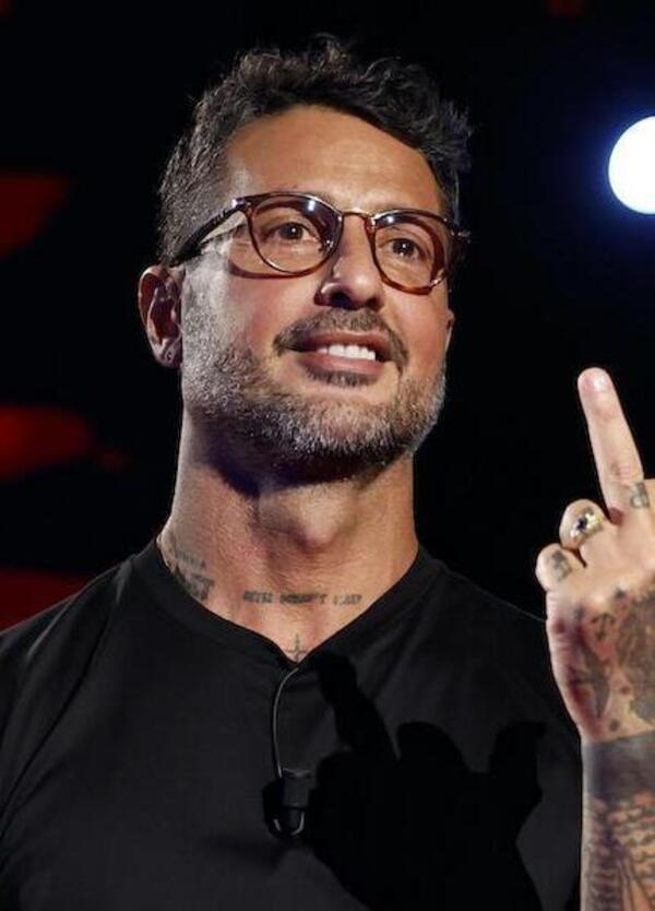 Fabrizio Corona sta facendo con Falsissimo la stessa cosa che Berlusconi ha fatto con Mediaset prima