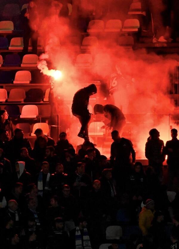 Gli ultras italiani fanno paura anche in Champions? Due fan del Chelsea aggrediti a Napoli (uno accoltellato). E perch&eacute; i tifosi della Juve hanno un &ldquo;divieto di circolazione&rdquo; verso Monaco?