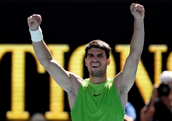 Alcaraz agli Australian Open &egrave; il numero uno anche nel gossip? I cori delle groupie quando si toglie la maglietta bagnata e il presunto flirt con la Peggy Gou