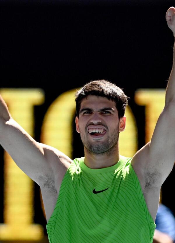 Alcaraz agli Australian Open &egrave; il numero uno anche nel gossip? I cori delle groupie quando si toglie la maglietta bagnata e il presunto flirt con la Peggy Gou