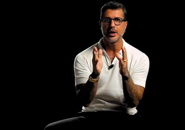 Ma quanto caz*o &egrave; bravo Corona a fare le imitazioni? Da Maria De Filippi a Pier Silvio Berlusconi, &egrave; show Falsissimo