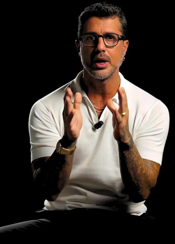 Ma quanto caz*o &egrave; bravo Corona a fare le imitazioni? Da Maria De Filippi a Pier Silvio Berlusconi, &egrave; show Falsissimo