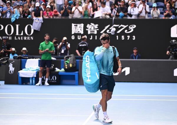 Tennis spietato a Melbourne: Musetti si ritira mentre Djokovic rimanda il ritorno a casa. L&rsquo;arma del serbo? Un fisico venerato contro generazioni prematuramente fragili