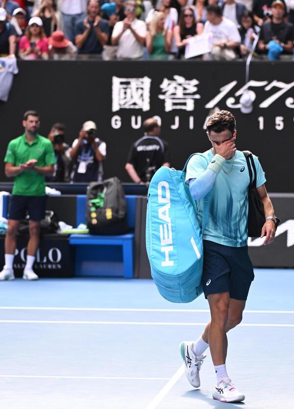Tennis spietato a Melbourne: Musetti si ritira mentre Djokovic rimanda il ritorno a casa. L&rsquo;arma del serbo? Un fisico venerato contro generazioni prematuramente fragili