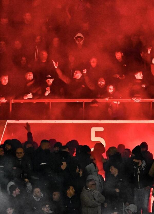Ecco il video dell&rsquo;assalto degli ultras del Napoli ai tifosi del Chelsea rifugiati in un pub. Il grido di battaglia (&ldquo;combatti!&rdquo;), bastoni e caschi sul vetro del locale