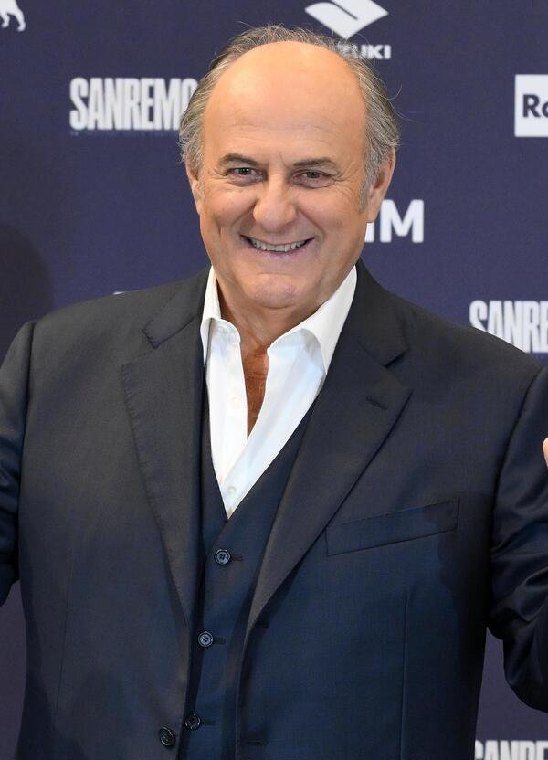 Gerry Scotti risponde alle bombe di Corona e lo accusa di essere Falsissimo: &ldquo;Io con 30 letterine? Non c&rsquo;&egrave; niente di vero&rdquo; e sgancia il paragone tennistico: &ldquo;Io e De Martino come Sinner e Alcaraz&rdquo;