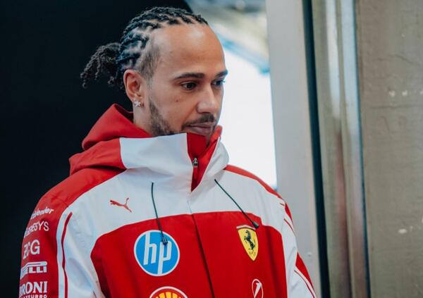 Sentito Hamilton sul 2026 della Ferrari? &ldquo;Abbiamo iniziato meglio che nel 2025&rdquo;. E a Barcellona, mentre Mercedes termina (gi&agrave;) il programma, in pista scende anche Aston Martin