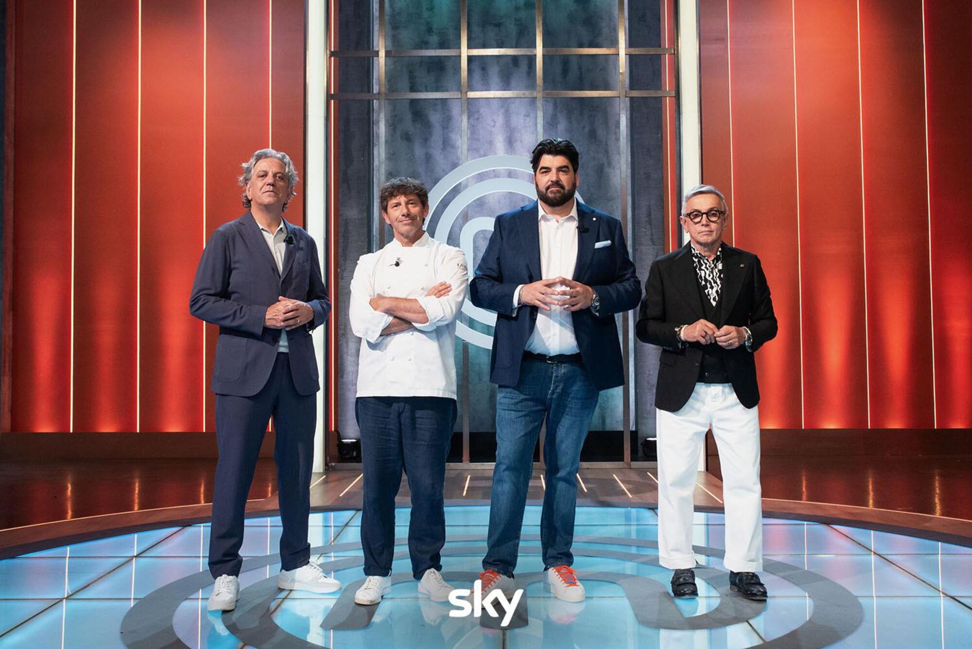 Cesare Battisti con i giudici di MasterChef