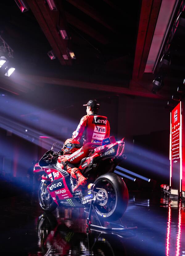 Il mondiale? &Egrave; rosso! Ducati ha cent&rsquo;anni e fa ancora paura: il rinnovo di Marc Marquez, una moto tutta rivista e il segreto per farcela sempre