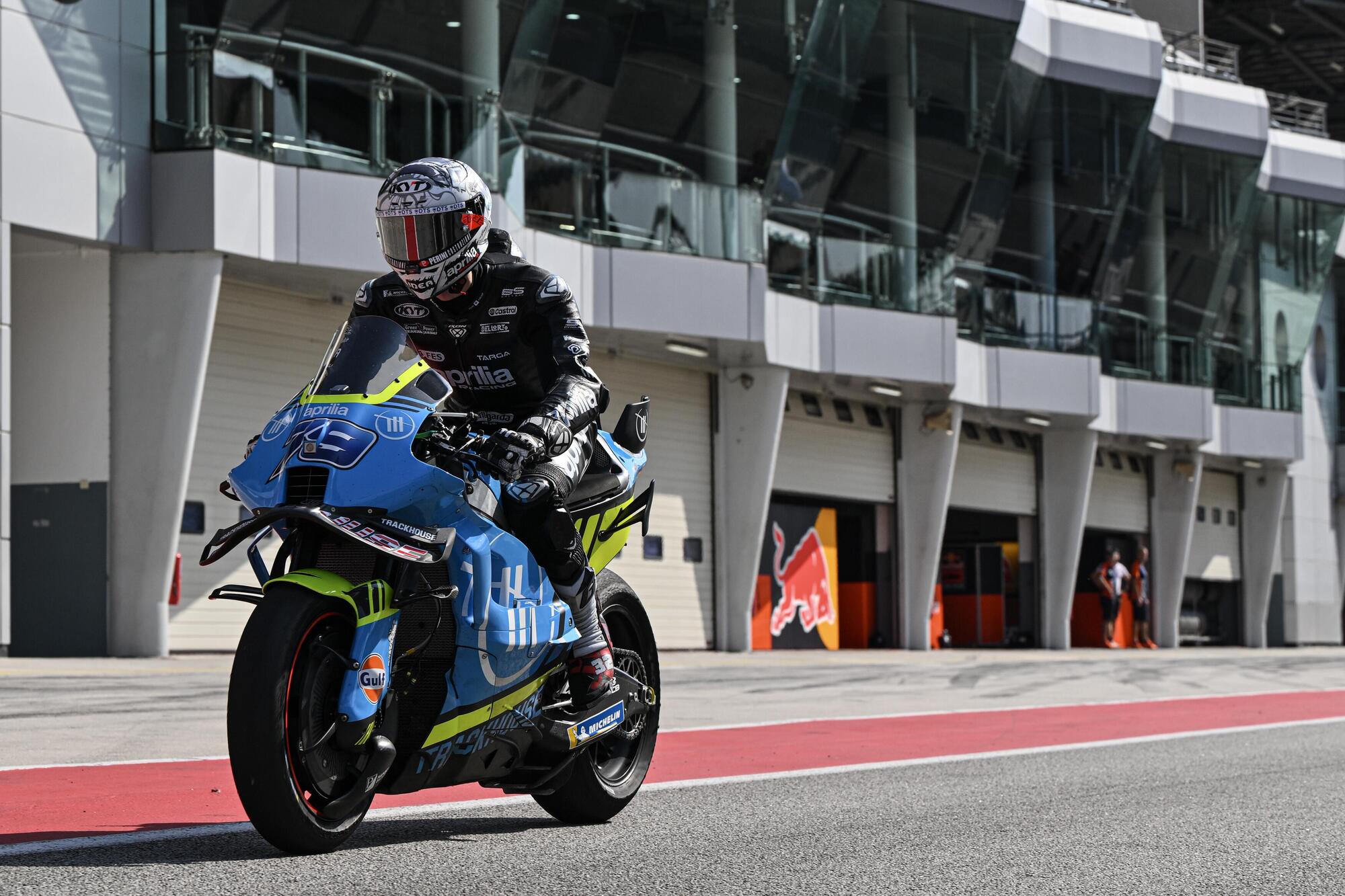 Lorenzo Savadori con la RS-GP di Ai Ogura