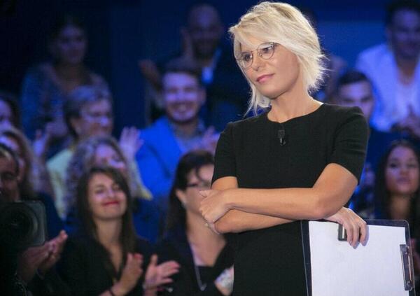 Cara Maria De Filippi, C&rsquo;&egrave; Posta per Te ha un problema enorme con le relazioni tossiche: ma davvero in prima serata dobbiamo vedere aprire la busta a una suocera da denuncia?
