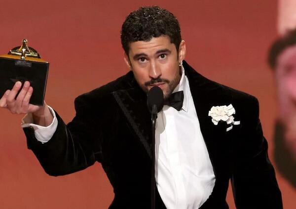 Ma avete visto che casino ai Grammy 2026? Bad Bunny nell&rsquo;America dell&rsquo;Ice che piange, Billie Eilish asfalta Trump e Ricky Gervais commenta: &ldquo;Ancora non ascoltano&rdquo;. Ecco cosa &egrave; successo