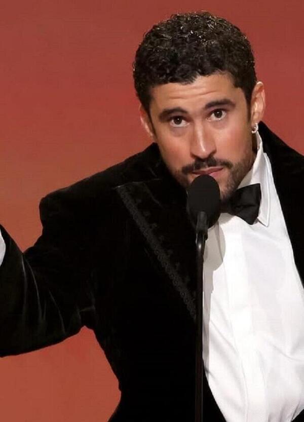 Ma avete visto che casino ai Grammy 2026? Bad Bunny nell&rsquo;America dell&rsquo;Ice che piange, Billie Eilish asfalta Trump e Ricky Gervais commenta: &ldquo;Ancora non ascoltano&rdquo;. Ecco cosa &egrave; successo