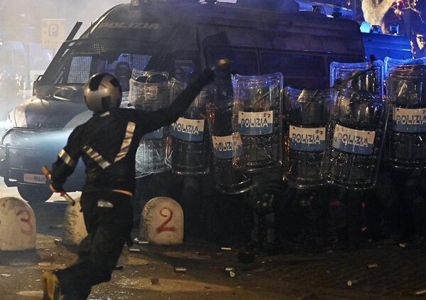 Il cortocircuito ultras dopo gli scontri di Torino per Askatasuna: &ldquo;Acab&rdquo; o amici delle guardie? C&rsquo;&egrave; chi sta con la polizia e chi non vuole compromessi. Ma dove sta andando il tifo moderno?