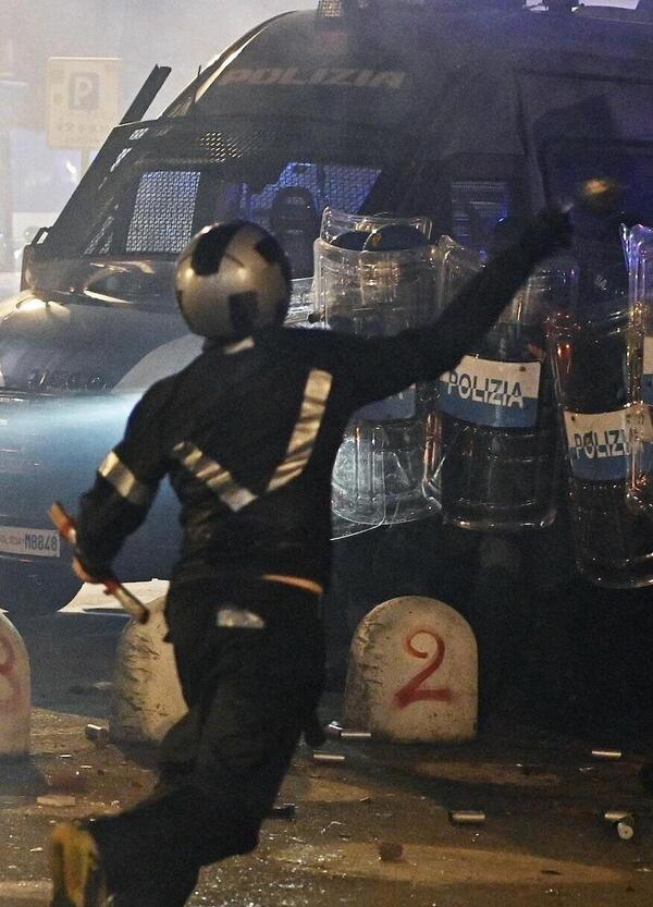 Il cortocircuito ultras dopo gli scontri di Torino per Askatasuna: &ldquo;Acab&rdquo; o amici delle guardie? C&rsquo;&egrave; chi sta con la polizia e chi non vuole compromessi. Ma dove sta andando il tifo moderno?